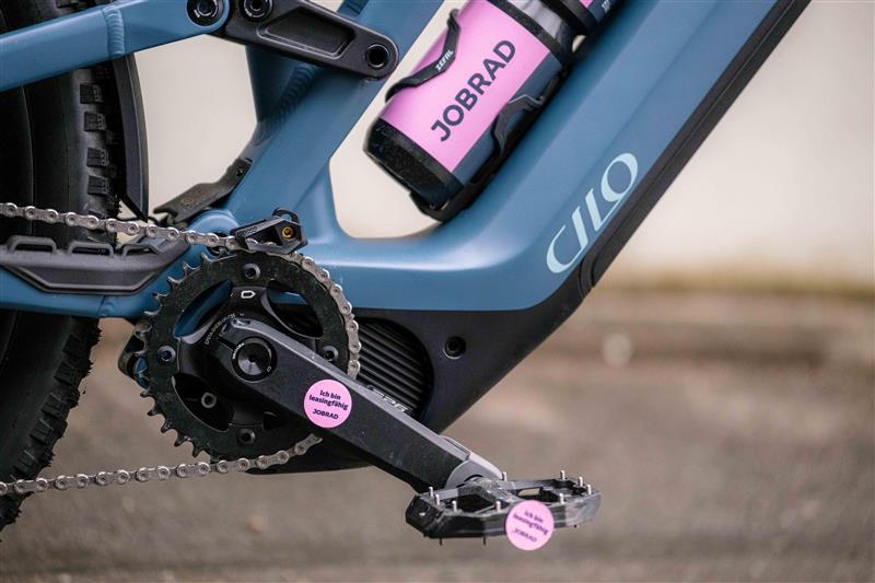 Fahrrad mit Leasingfähig Stickern am Pedal Fahrrad mit Leasingfähig Stickern am Pedal